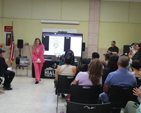 Premiación del concurso de poesía por el centenario de Hialeah