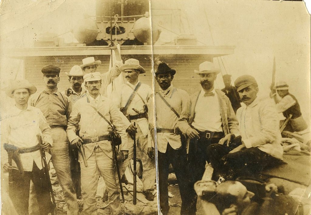 The ruins of a Havana park, and an old cannon giving war in the manigua