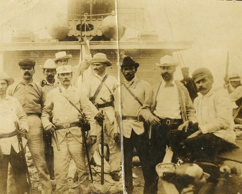 The ruins of a Havana park, and an old cannon giving war in the manigua