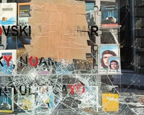 The stones at Bishop Street, where numerous tourists in Havana