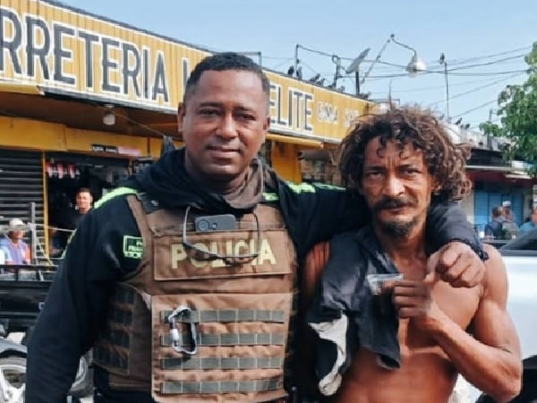 Patrullero se tomó una foto con su mejor amigo de la infancia.