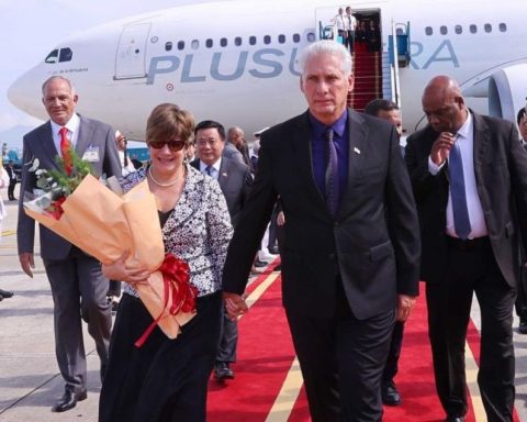 Miguel Díaz-Canel llega a Vietnam junto a Lis Cuesta