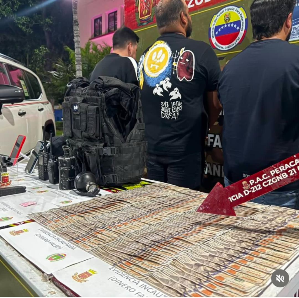 They arrested four men with war material and 20 thousand false dollars