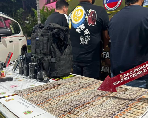 They arrested four men with war material and 20 thousand false dollars