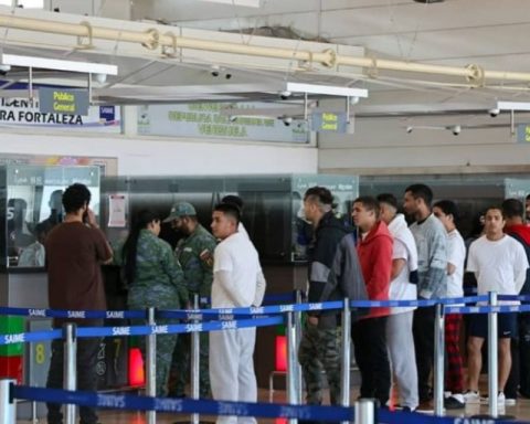 They arrive in Venezuela 185 deported migrants from Texas, USA this #19sep