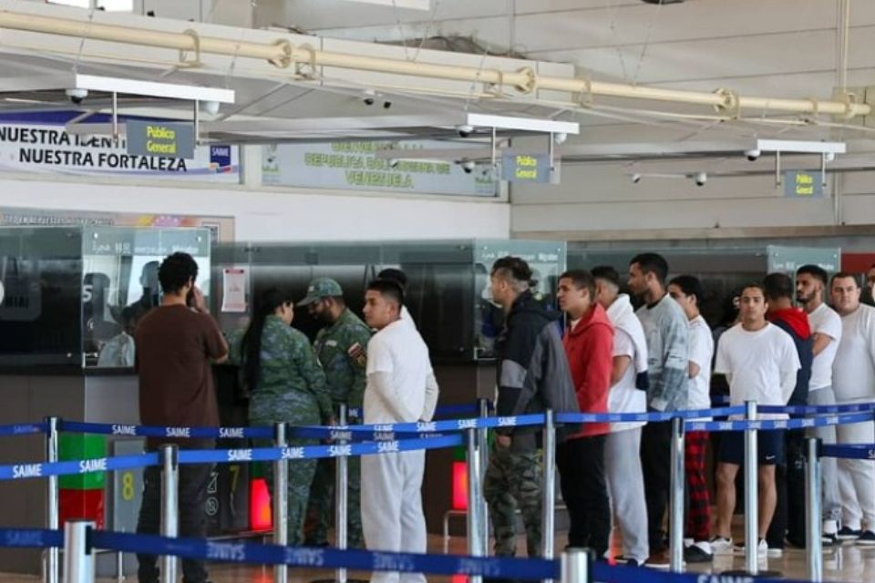 They arrive in Venezuela 185 deported migrants from Texas, USA this #19sep