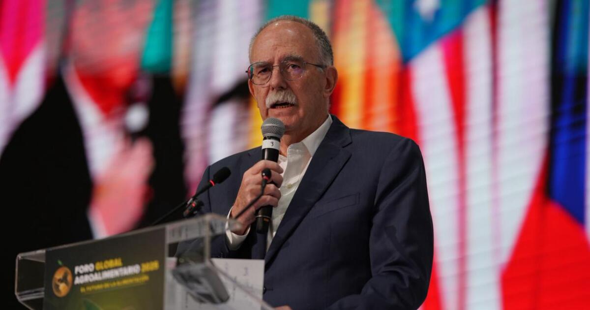 They claim Berdegué cut in Senasica in the midst of a barely worm crisis