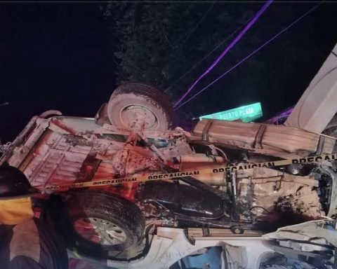 Identifican adolescentes muertos en choque camioneta contra poste en avenida de Santiago