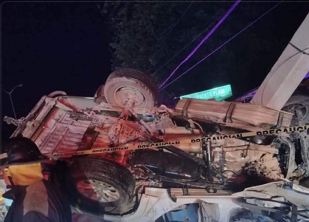 Identifican adolescentes muertos en choque camioneta contra poste en avenida de Santiago