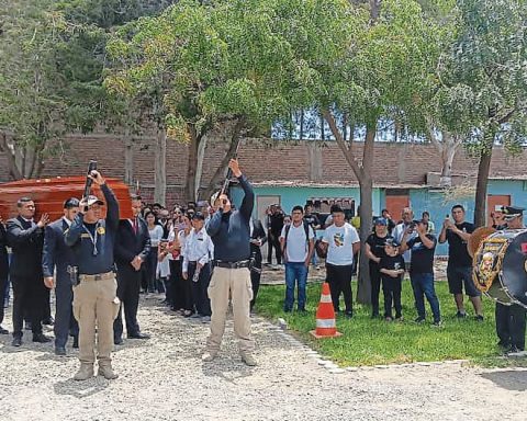 They pay honors to police who died in operation in Piura