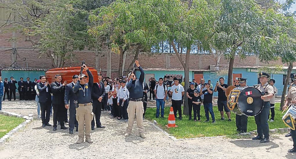 They pay honors to police who died in operation in Piura