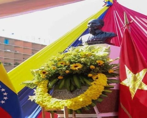 They pay tribute to the revolutionary Vietnamese ho chi minh in Caracas