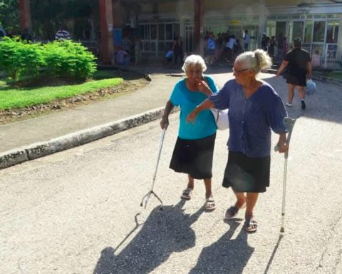 They receive medical discharges intoxicated on the Manzanillo-La Havana train