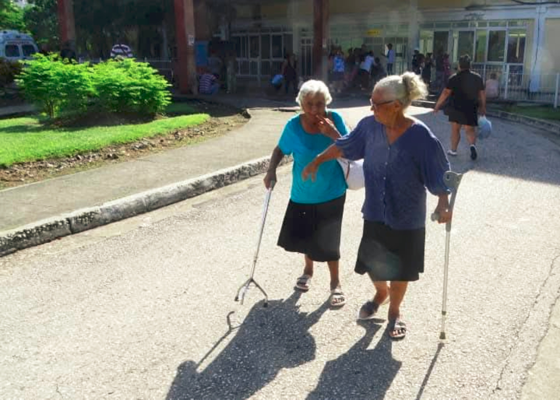 They receive medical discharges intoxicated on the Manzanillo-La Havana train