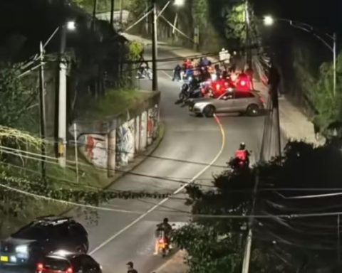 They report an attack with explosives against an EPM energy tower in Medellín