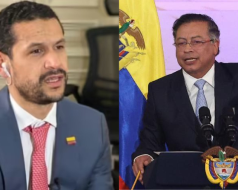 They request to review the status of President Petro as Italian citizen