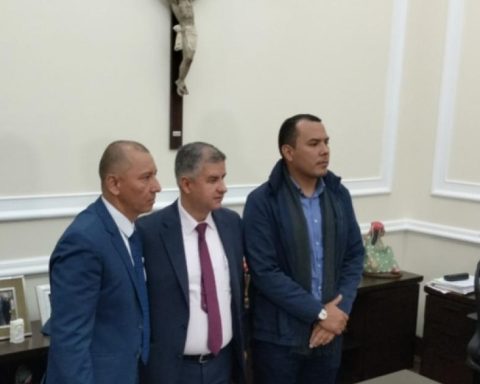 They seek by law to limit trips abroad of the President of the Republic