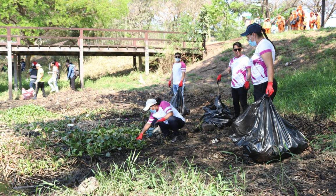 They take out a ton of garbage from the Guapilo Lagoon