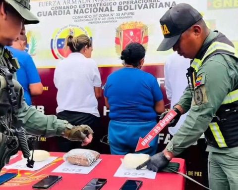 They transported 32 marijuana panels in 4 paint wedges