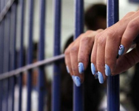 They will impute two women for stealing and stripping an official of their weapon