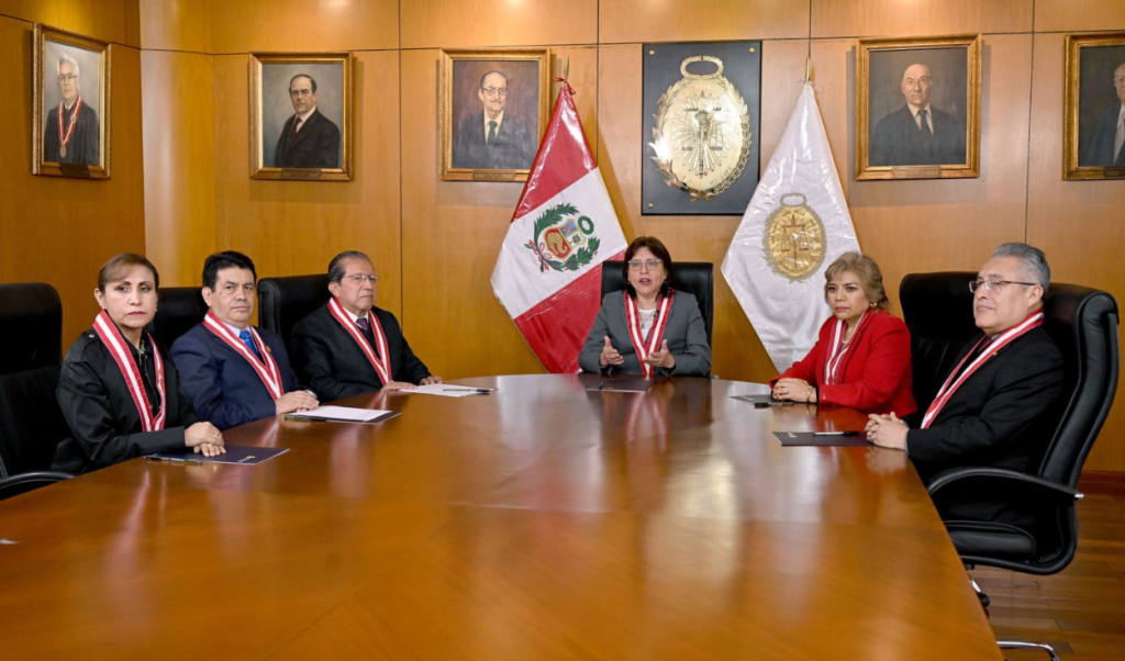 Tomás Gálvez approaches the Prosecutor of the Nation, in the midst of the chaos caused by the Jnj
