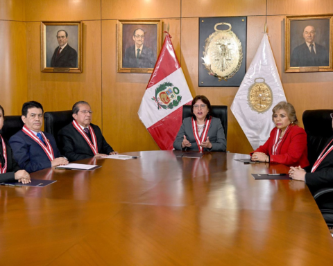 Tomás Gálvez approaches the Prosecutor of the Nation, in the midst of the chaos caused by the Jnj