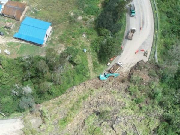 Total closure of the plain road by material sliding: this is the alternate route