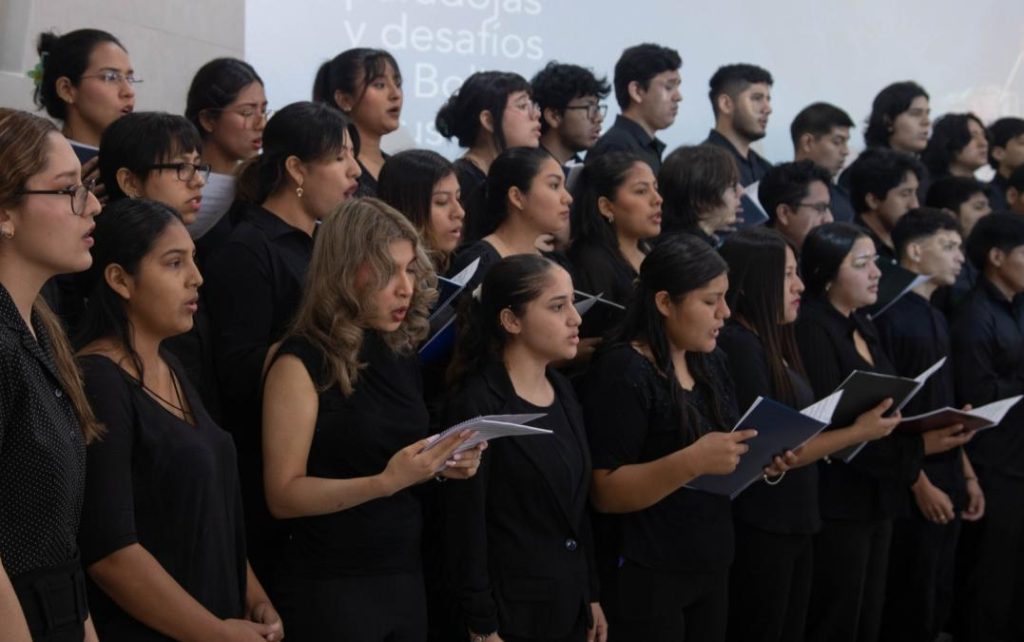 Tribute to Santa Cruz with poetry and music