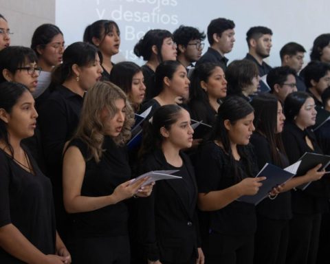 Tribute to Santa Cruz with poetry and music