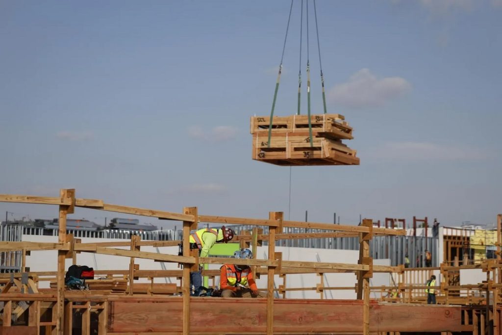 Trump tariffs hit the labor market: employment stagnates and stops