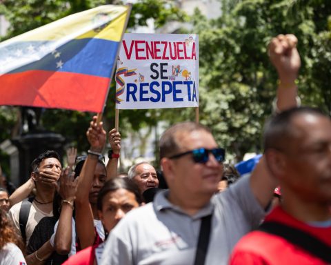 Trump threatens Venezuela with demolition of airplanes, but denies wanting "regime change"