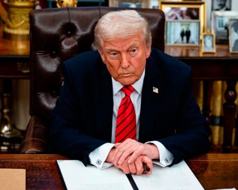 Trump warns Venezuela that he will demolish his planes if they endanger the military