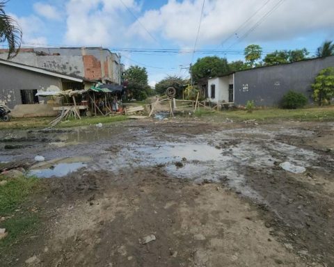 Turbo inhabitants protest the poor state of the tracks and warn block to the sea