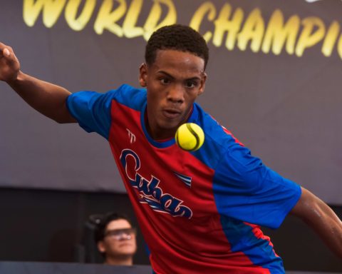 Two Cuba lunge at the beginning of the Baseball5 Youth World Cup