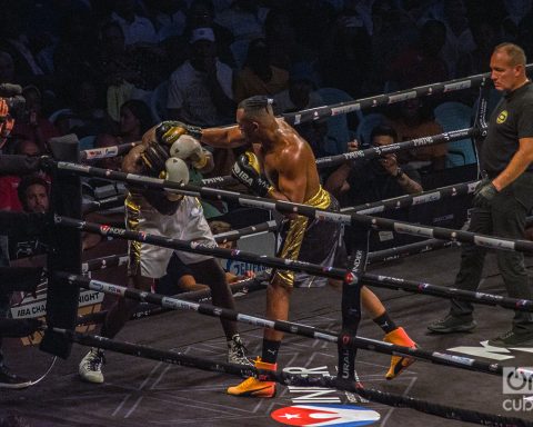 Two veterans get their faces for Cuban boxing and retain their professional girdles