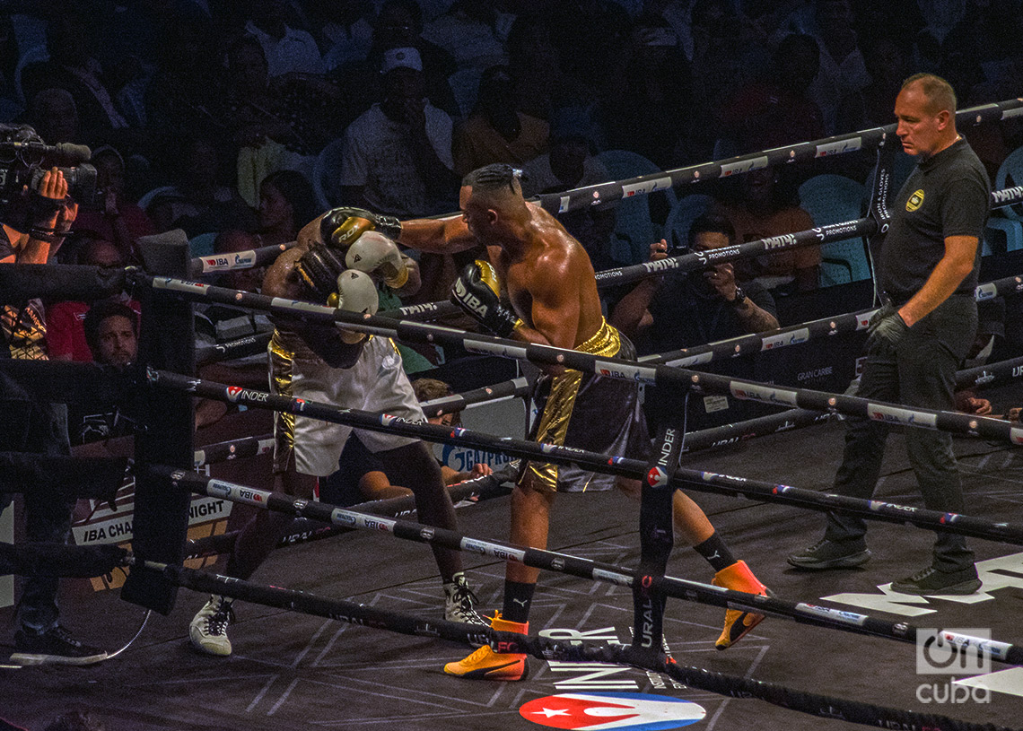 Two veterans get their faces for Cuban boxing and retain their professional girdles