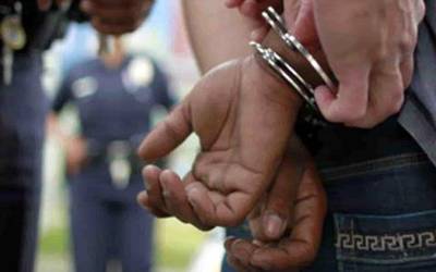 Se entregan dos jóvenes en Guachupita tras operativo policial; entregaron un arma