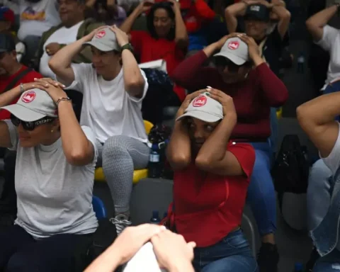 Venezuela performs drill to face earthquakes and "threat" by