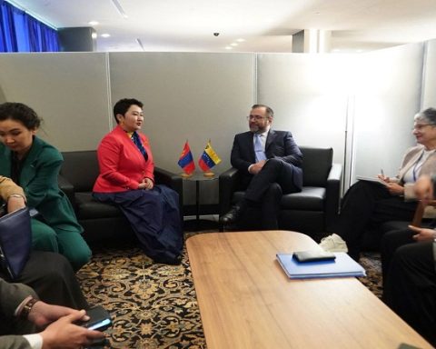 Venezuela strengthens relations with Mongolia and Senegal