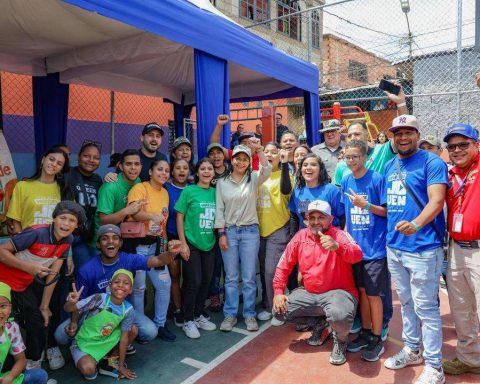 Venezuelan people bind to produce and defend the peace of the country