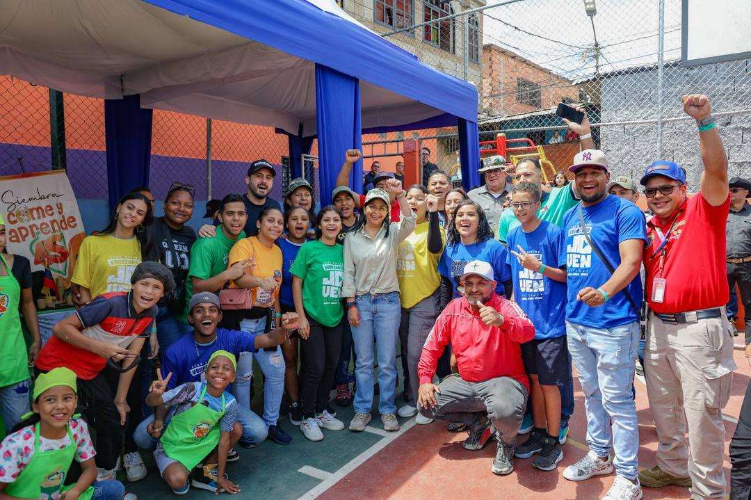 Venezuelan people bind to produce and defend the peace of the country