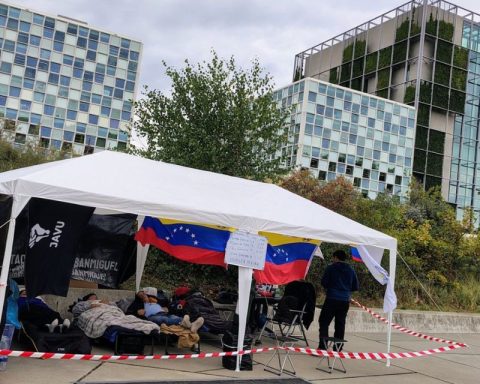 Venezuelans in Hague raised hunger strike, after meeting with the CPI