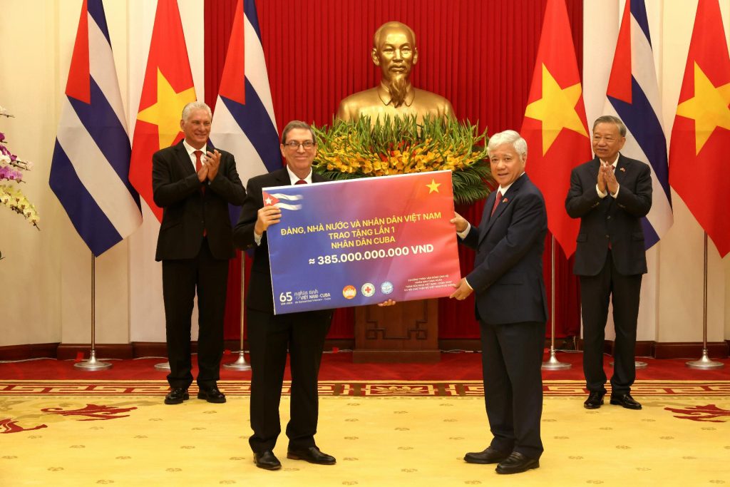 Vietnam dona to Cuba 15 million dollars as a sample of solidarity