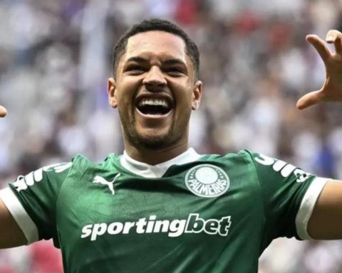 Vitor Roque resurrects in his return home