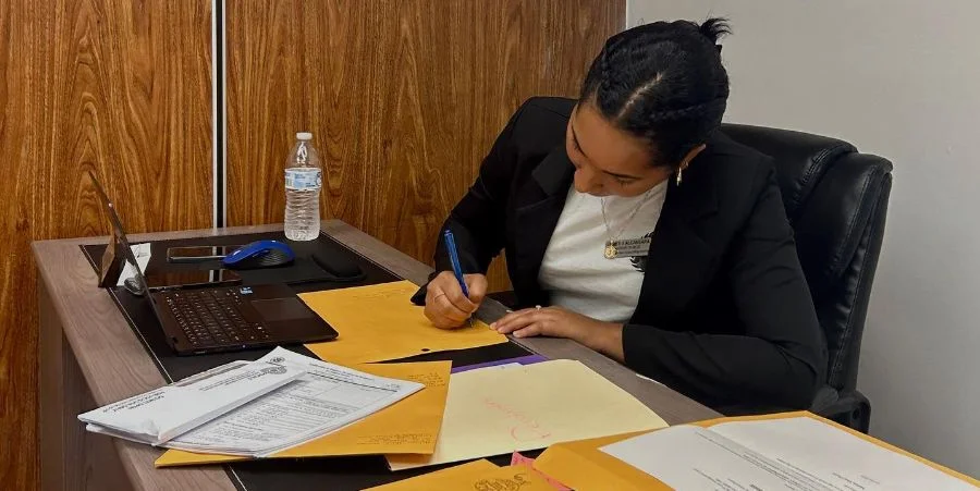 Una trabajadora de la compañía "Asesoría y Servicios Migratorios LLC", en Tampa