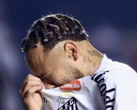 What is left to the injured Neymar to play again