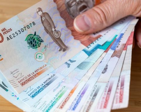 What would happen to Colombia if all people won only the minimum, according to AI