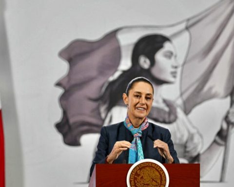 Where what time do you see Claudia Sheinbaum's first shout of independence