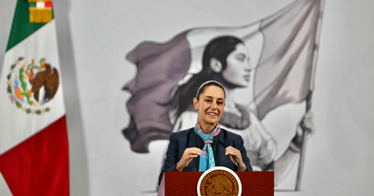 Where what time do you see Claudia Sheinbaum's first shout of independence