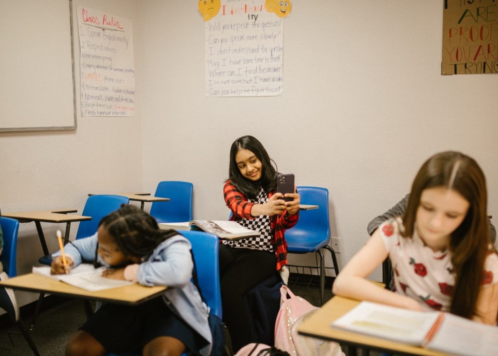 Why do victims of digital harassment become stalkers?